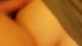 جلسة ثنائية هاوية مع رجال شباب متحمسين