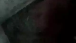 ام وهي نائمة في الفندق مترجم