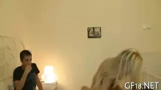 مراهقة تكشف عن ثدييها المثاليين على البث المباشر