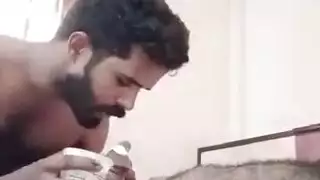 رجل متزوج يلعق الفرج ثم يدخله بعنف