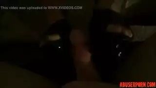 الابنة الممتلئة المنحنية تأخذ شرجياً من القضيب السمين لزوج أمها المثار
