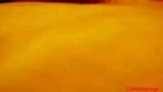 تحاول كتي الآسيوية الصغيرة ابتلاع جرعة غرفة تبديل الملابس الأولى لها على الأقل