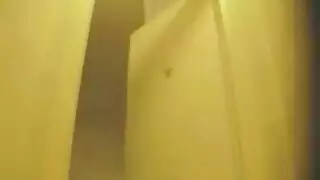 عاهرة ترتدي كلوت تمارس سكس عنيف في مشهد إباحي