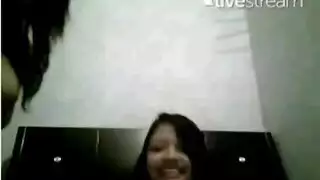 بنت تداعب كلب