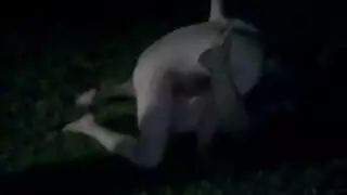 زوج يتعارك مع زوجته