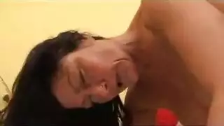 يدخل ابنها عليها وينيكها