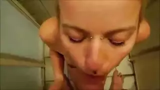 تأخذ ذلك القضيب الأسود بعمق في حلقها