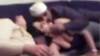 المتحول جنسيا على ركبتيها سكران في