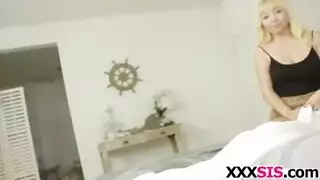 الأخت البيضاء الفاتنة تهيج على زب أخوها المنتصب وهو نائم وتأخذه في كسها الأبيض الجميل