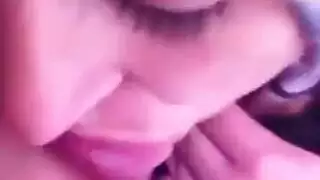 فتاة تمص زب حبيبها و تأخذ لبنه