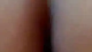 كسها العسلي الحلو يتم تدليكه ثم يتمدد في مشهد شرجي صريح