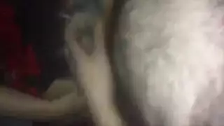 شابان ينيكان فتاة و هي تصرخ