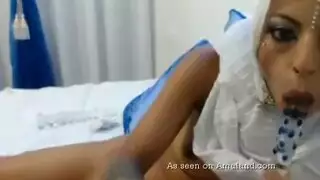 محجبة مثيرة تمارس الجنس بفمها باستخدام لعبة تهتز