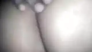 عارية ملط راقدة على ظهرها رافعة رجولها و الزب يفشخ كسها