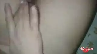 تفرك كسها في بيت الطالبات و تستمني وصاحباتها نائمات