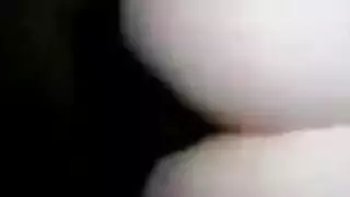 بنت مرتدية فستان احمر وساكرة