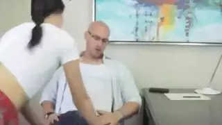 فتاة وقحة تطلب حمولة أبيها السميكة لأول قذف داخلي لها