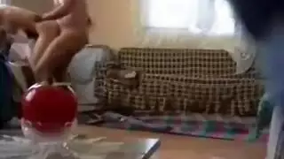 جار محنّك يأخذ عربية وينيك كسها المبلول