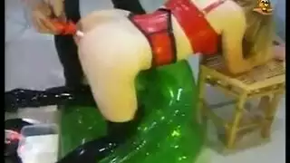 كس كارين الضيق يأخذ زبًا صلبًا