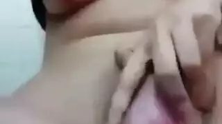 محجبة شهوانية تحصل على مهبلها ممتلئًا بعدة رجال