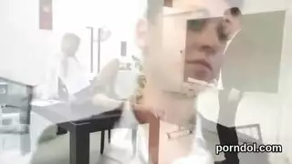 أثناء انتظار الديك ، فإنه يفرك بوسه أفضل