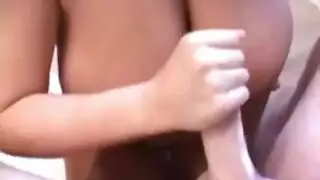 فتى مغرور بقضيب ضخم يضخ عضوه منفرداً