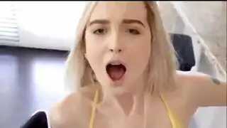 يواسي امه بل مطبخ
