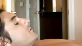 فتاة مذهلة تمص القضيب وتتناول حمولته