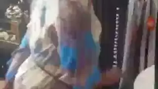 عاهرة ناضجة ممتلئة الجسم تمص قضيبًا صلبًا عصيريًا بمهارة