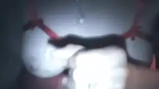متلصصو القطار يشاهدونها تمتلئ وهي ترتدي الدانتيل الأحمر