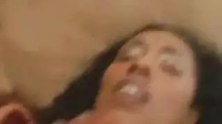 فتاة جذابة معدمة تستمني على سريرها
