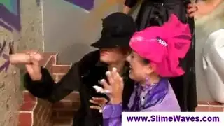 السيدات الأنيقات يستكشفن ألعاباً جنسية جامحة وملابس داخلية مذهلة للمتعة الخالصة