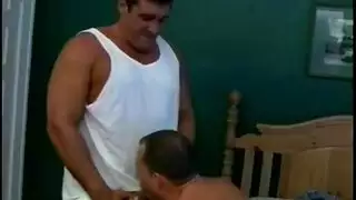 تناوب صريح: رجلان وطرف واحد محظوظ