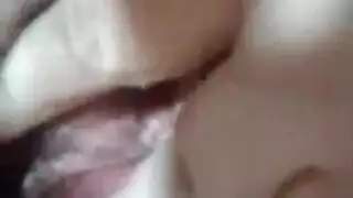 امي مستنة تحت