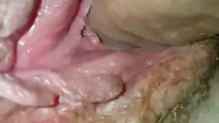 فتاة جميلة بيضاء تنزع ثيابها