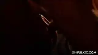 امرأتان خبيرتان تتشاركان قضيباً قاسياً