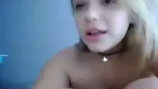 فتاة صغيرة بكس ناعم حليق تريد أن تجعلك تقذف