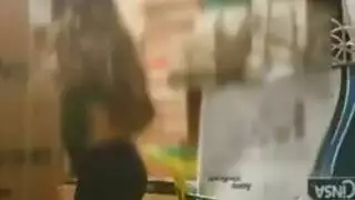 سوبرماركت المستودع الإباحي: الموظف يضاجع العاهرة على الأرفف