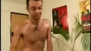 ماعز حلق سمراء تأخذ قضيبين ضخمين في وقت واحد