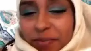 سمراء تدلك بظرها حتى تصرخ من المتعة