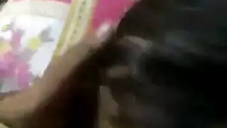منقبة تخرج بزازها الممتلئة و تلعب فيها و تستمني