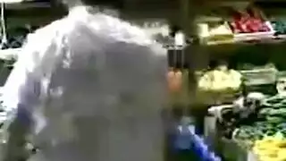استدراج بائعة الخضار من الشارع