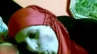 محجبة متزوجة تخون وتلعق قضيب عشيقها بعمق