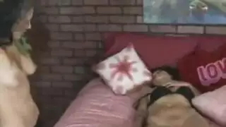 سلام نائم على السرير