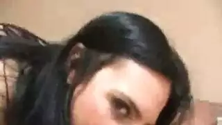 بنات بياكلوا الطعام من على جسم بعض