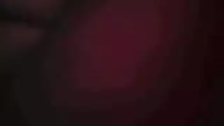 الام مع الابن في غرفة الفندق