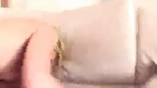 تايوانية يضحك