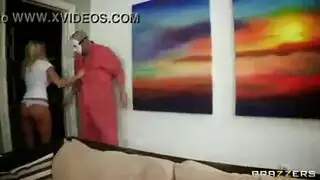 أداء إيروتيكي عاري كامل لثعلبة سوداء