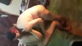 سكس سحاقي مصري: جلسة تقبيل مثير ولمسات حميمية