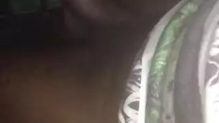 ينيكها بأصابعه